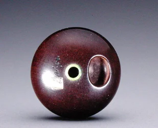 Eine kleine Almosenschale, ca. 1880-1900 (Holz eingelegt mit Hirschgeweih, Metall & Lack)